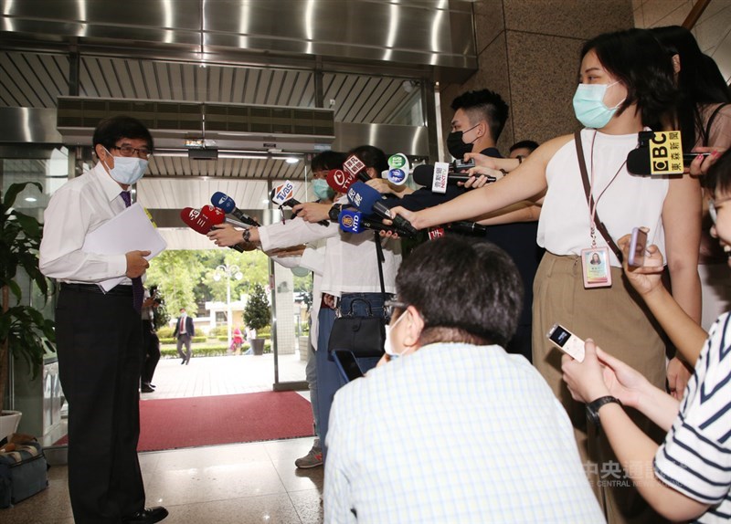 健保署8月起將對8類、共352項健保差額特材訂定收費上限,避免同一特材在不同院所價差過大,引發醫界反彈,健保署長李伯璋(左)13日下午出席與醫師、專家的閉門會議前,被媒體追問相關問題。中央社記者鄭傑文攝 109年6月13日