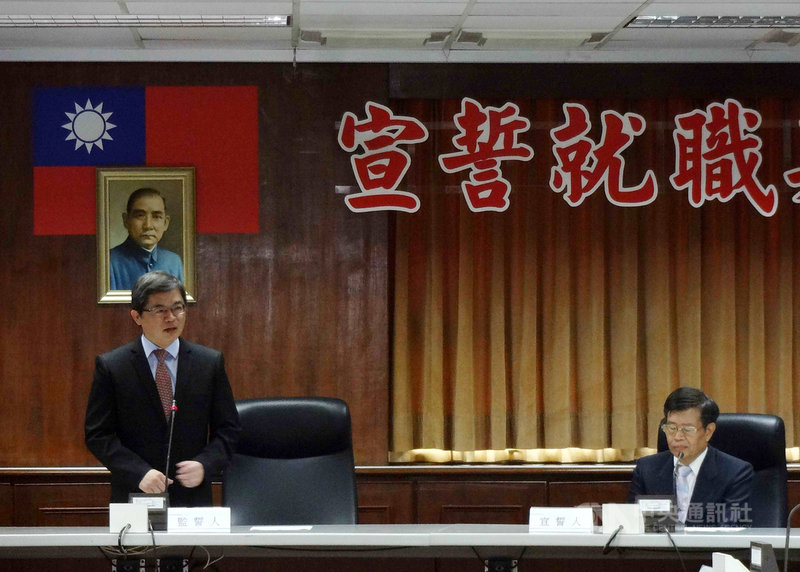 前高雄市長韓國瑜遭罷免解職,行政院指派高雄市政府參事楊明州(右)代理市長,13日上午舉行宣誓布達典禮,由行政院秘書長李孟諺(左)擔任監誓人,楊明州宣誓後就任。中央社記者陳朝福攝 109年6月13日