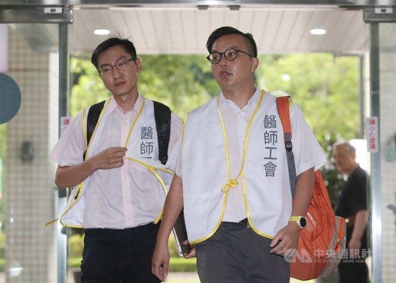 健保擬對差額給付特材訂收費上限,引發醫界反彈。健保署13日下午邀請多名支持、反對的醫師與專家舉行閉門會議,表達意見,醫師工會代表抵達會場。中央社記者鄭傑文攝 109年6月13日