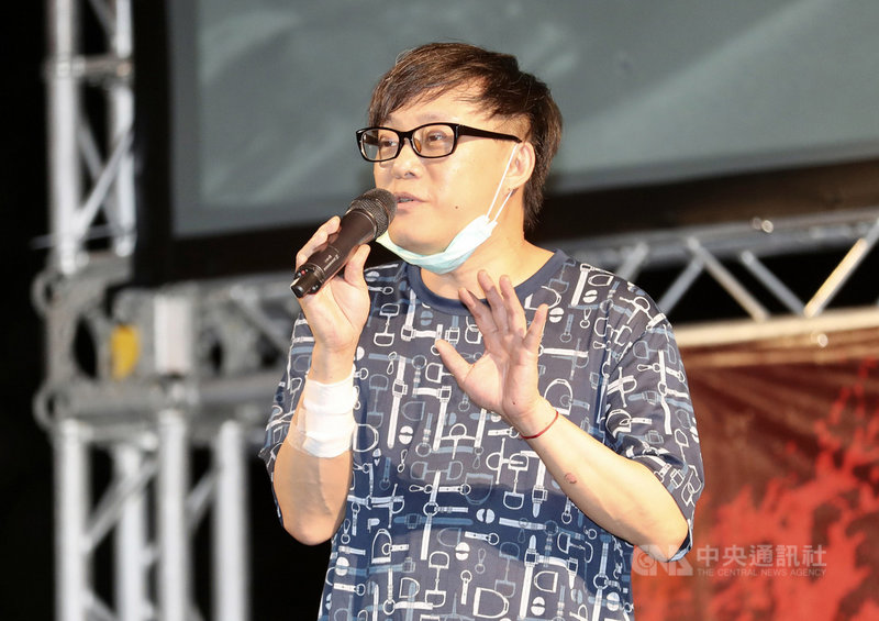 香港「反送中」運動一週年,台灣多個公民團體13日在台北自由廣場舉行「抗爭未完,台港同行」週年晚會,香港作詞人林夕也到場響應,中央社記者張皓安攝 109年6月13日