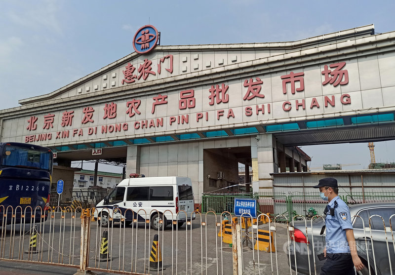 中國首都北京11日爆出本土病例後疫情持續擴散,新發地批發市場染疫休市,上萬名市場人員將接受核酸檢測。圖為13日凌晨3時起已封閉休市的新發地市場。(中新社提供)中央社 109年6月13日
