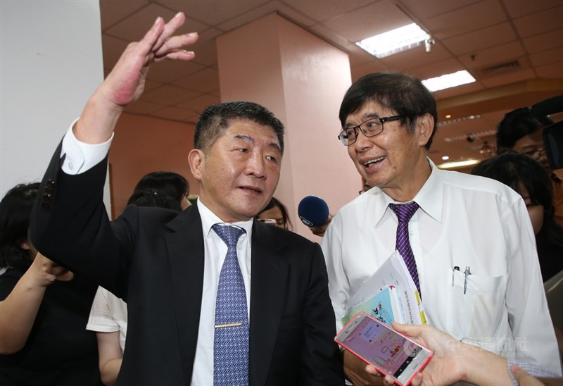 健保署針對健保特材新制召開醫界會議，多名專家建議強化價格透明或由各醫學會訂定上限；衛福部長陳時中（左）強調，若造成許多醫院要調低價格也不宜，政策主要是希望滿足民眾知與選擇的權利。右為健保署長李伯璋。中央社記者鄭傑文攝　109年6月13日