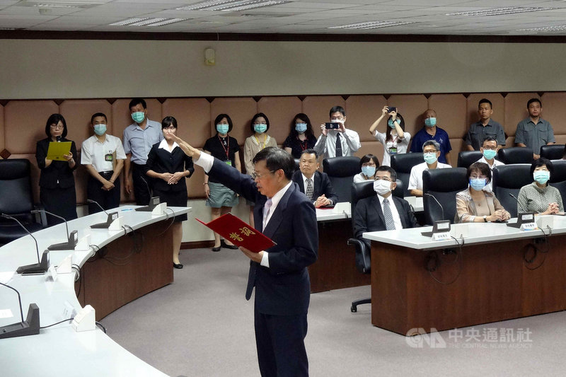 前高雄市長韓國瑜遭罷免解職,行政院指派高雄市政府參事楊明州(前)代理市長,13日上午在高市府四維行政中心舉行宣誓布達典禮,楊明州宣誓後就任。中央社記者陳朝福攝 109年6月13日