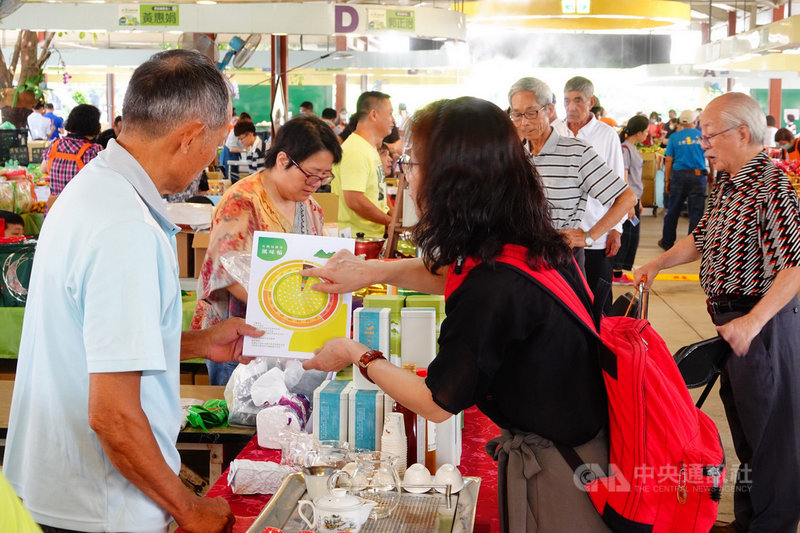 新北市政府13日舉辦「第一屆2020年全國有機茶TAGs分類分級評鑑」頒獎典禮暨展售會,吸引不少民眾前往參觀選購。(新北市農業局提供)中央社記者黃旭昇新北市傳真 109年6月13日