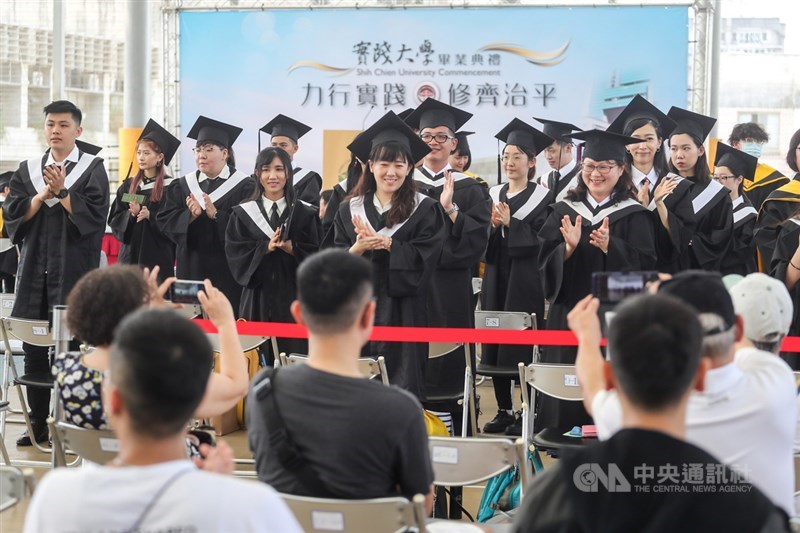 實踐大學13日在台北校區舉行畢業典禮,考量防疫,校方將場地改到戶外球場,僅邀請學生代表及家長入場。中央社記者裴禛攝 109年6月13日