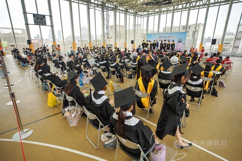 實踐大學13日在台北校區舉行畢業典禮,考量防疫,現場座位拉開間距,並控制入場人數。中央社記者裴禛攝 109年6月13日
