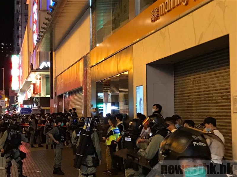 香港反送中運動包圍立法會警民衝突12日滿週年,警方派出大批警力戒備網友發起的多地活動。圖為港警在旺角朗豪坊一帶截查民眾隨身物品,部分人被帶走。(圖取自香港電台網頁news.rthk.hk)
