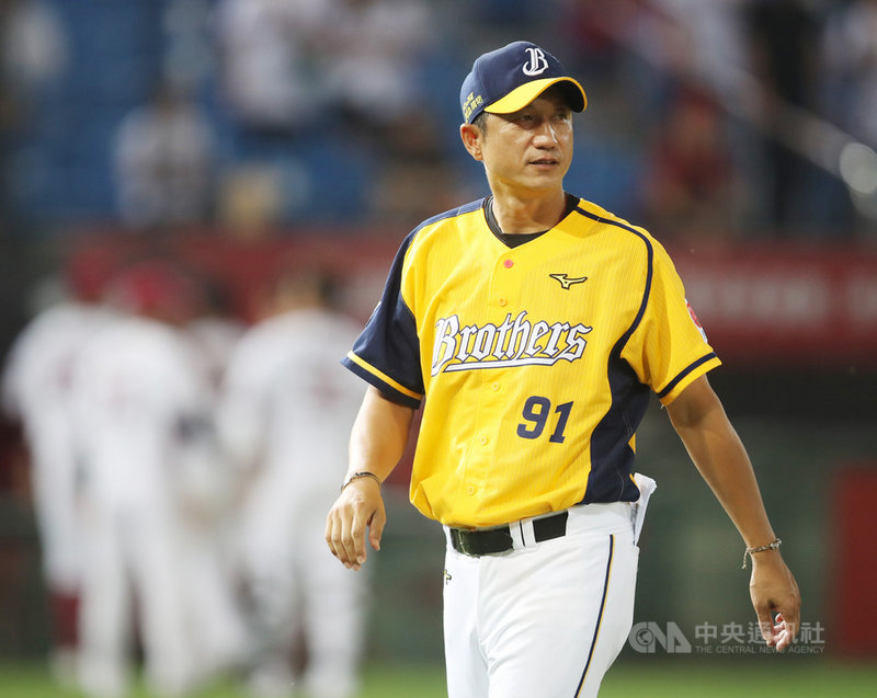 中華職棒中信兄弟隊與樂天桃猿隊本週3連戰為戰績關鍵,兩隊戰績互咬,對於球員們所承受的壓力,兄弟總教練丘昌榮(圖)都看在眼裡。中央社記者張新偉攝 109年6月13日