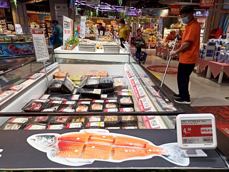 北京新發地批發市場傳出切割鮭魚的砧板驗出武漢肺炎病毒,一時各界聞鮭魚色變,北京主要賣場超市連夜下架鮭魚。圖為豐台區一間超市。(中新社提供)