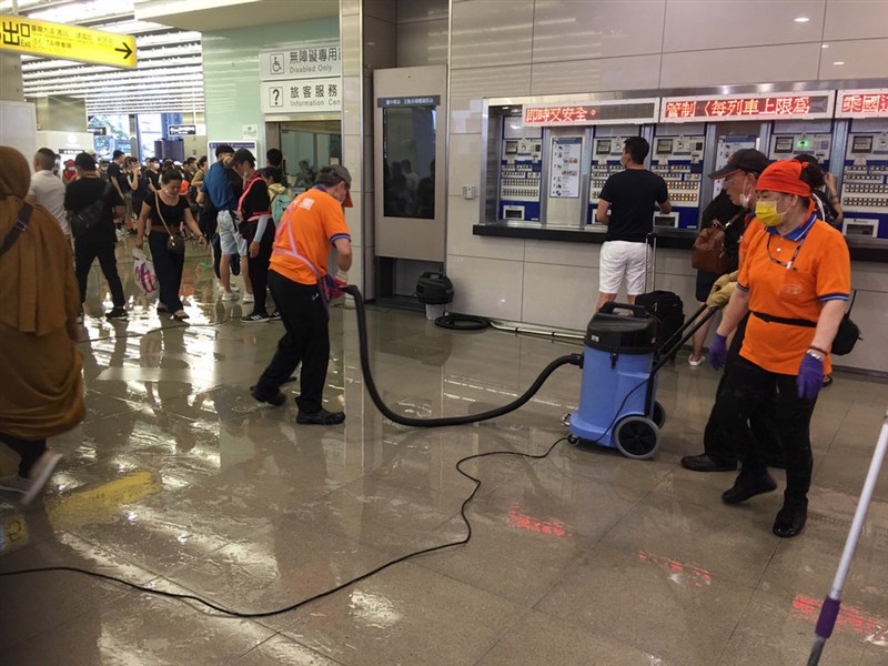 台中地區14日下午降下大雨,台鐵台中車站2樓的半露天大平台區域,因瞬間雨量無法負荷排水,大水直接灌入售票大廳,站內人員趕緊加強排水。(民眾提供)中央社記者蘇木春傳真 109年6月14日