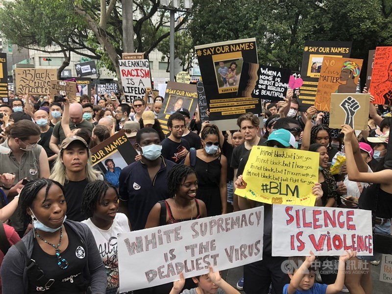 約500名民眾13日齊聚台北二二八和平公園,響應全球抗議警察種族歧視及反警察暴力示威潮,現場情緒激昂。中央社記者李欣穎攝 109年6月13日