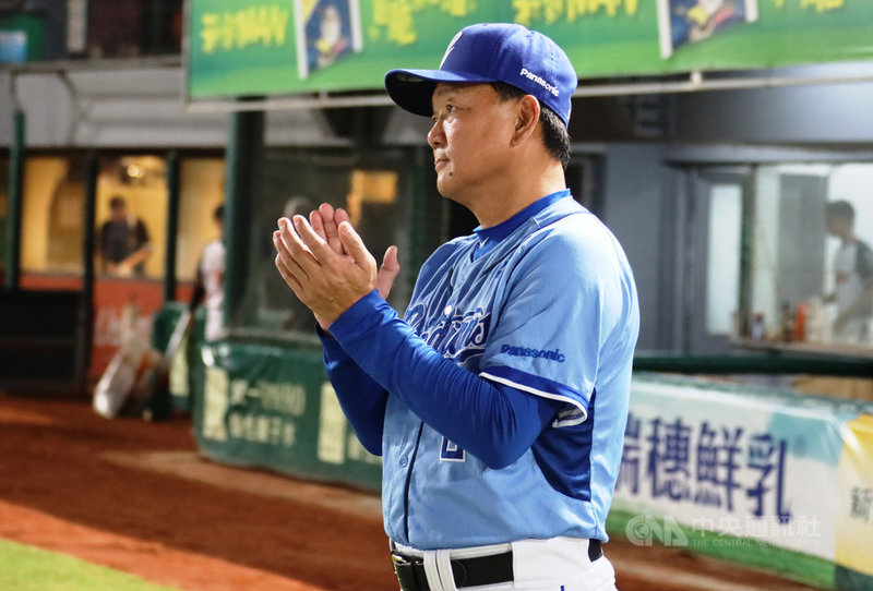 中職富邦悍將隊14日在台南以6比2擊退統一獅隊,中斷連敗,總教練洪一中也奪下執教生涯第900勝,他表示,比起900勝,其實更注重每天的輸贏,「很謝謝選手,大家都很努力想幫我達成目標」。(富邦悍將提供)中央社記者楊啟芳傳真 109年6月14日
