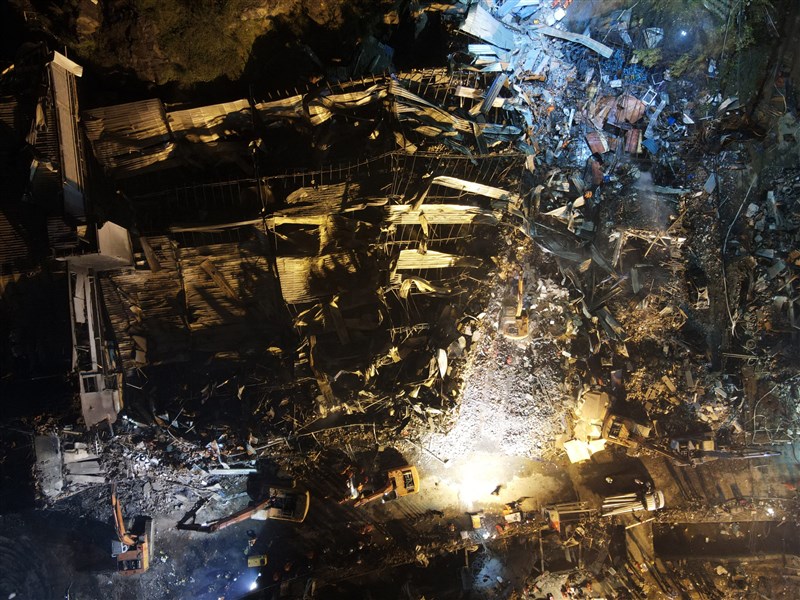 浙江溫嶺良山村高速路段13日發生槽罐車爆炸事件,死傷慘重,周邊建築被夷為平地。(中新社提供)
