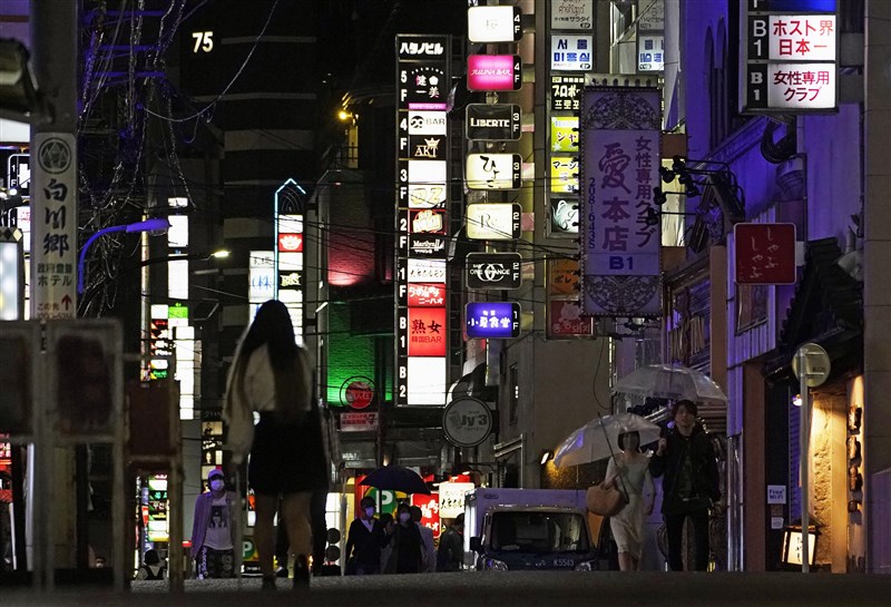 日本東京都14日新增47例確診病例,其中有18例跟「夜生活」店家有關。圖為13日的新宿歌舞伎町街頭。(共同社提供)