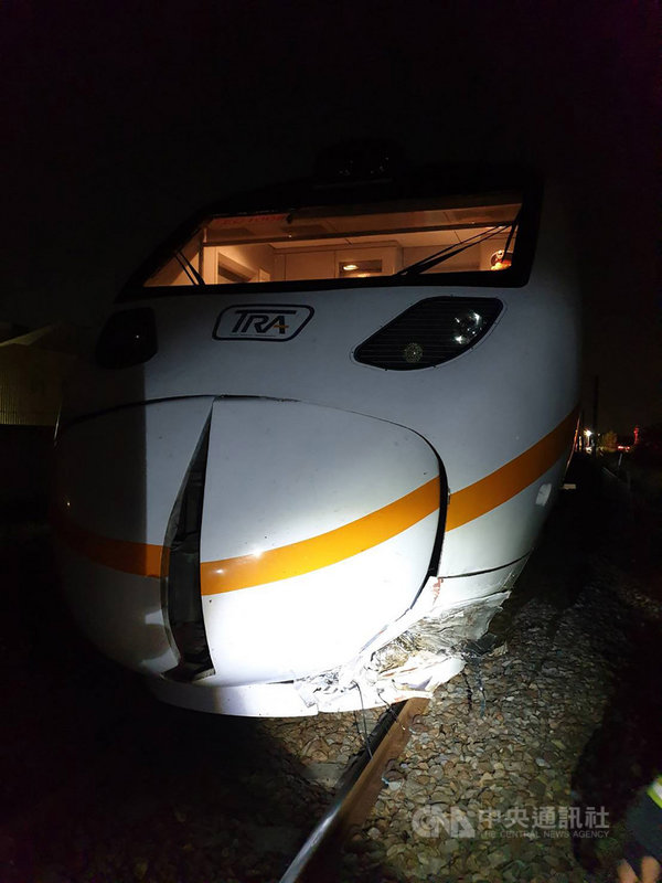 一名詹姓男子13日深夜駕車行經彰化市南美路平交道時,與太魯閣號列車碰撞,汽車車頭全毀,太魯閣號車頭也受損(圖)。(彰化縣消防局提供)中央社記者蕭博陽彰化傳真 109年6月14日