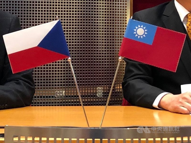 根據經濟部統計,捷克為台灣在歐洲第4大投資國,指標性製造業包括鴻海、華碩等大廠均插旗當地設廠投資。圖為捷克及中華民國國旗。(中央社檔案照片)