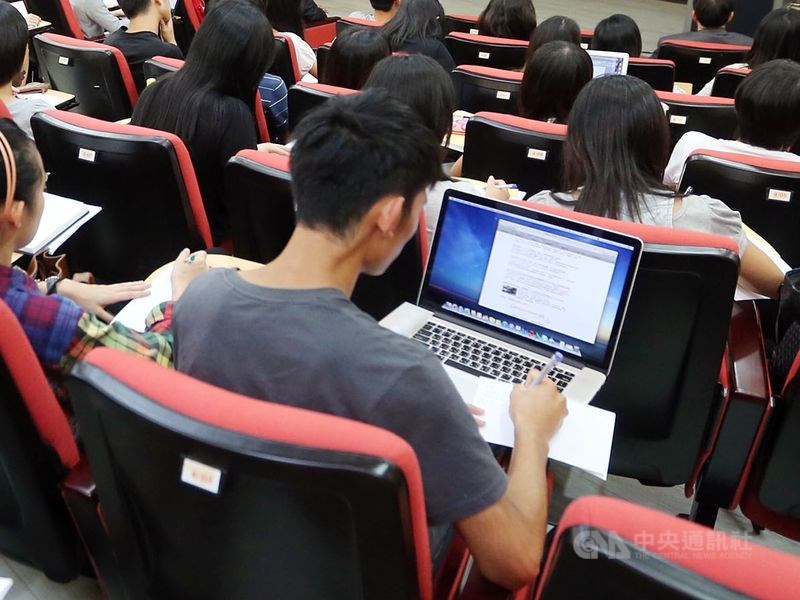 教育部17日表示,優先開放11個低風險國家應屆畢業生分批返台就學,包含越南、香港、澳門等。(示意圖/中央社檔案照片)
