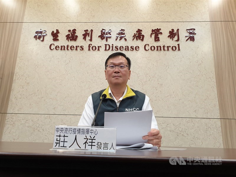 中央流行疫情指揮中心發言人莊人祥15日下午表示,國內新增2例境外移入2019冠狀病毒疾病(COVID-19,武漢肺炎)病例,為一對在孟加拉工作夫妻。中央社記者陳偉婷攝 109年6月15日