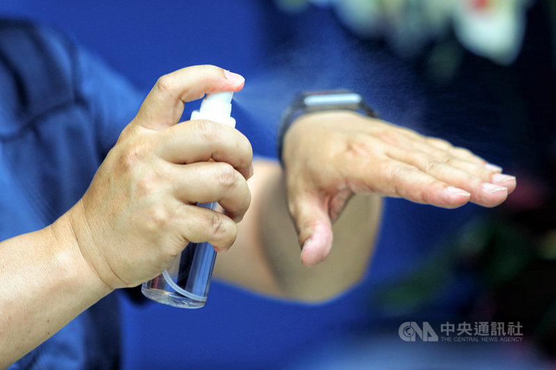 消基會日前針對6家網購平台抽查12件宣稱「抗菌」醫療效能的乾洗手產品，15日公布查驗結果，發現皆無衛福部規定的產品許可證字號，呼籲主管機關主動查核相關產品，保障消費者權益。中央社記者王騰毅攝　109年6月15日
