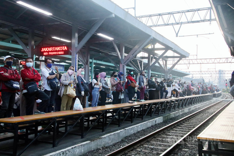 大雅加達地區通勤列車擁擠,印尼政府防治武漢肺炎小組建議公司行號讓員工兩班制上班,降低感染風險。圖攝於6月11日。中央社記者石秀娟雅加達攝 109年6月15日