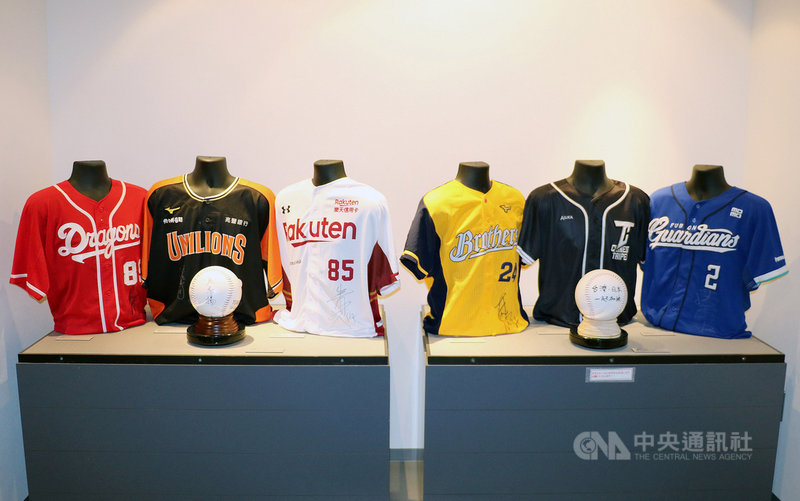 中華職棒與日本甲子園歷史館近年合作「台灣日」活動,16日將推出「中華職棒CPBL特別展」,展示內容包括總統蔡英文親筆簽名球等。(中華職棒提供)中央社記者謝靜雯傳真 109年6月15日