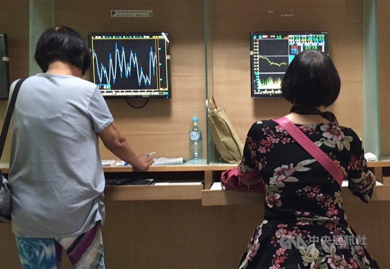 盤中零股交易制度預計10月26日推出,台灣證券交易所15日說,盤中零股交易仍將採集合競價,且只有限價委託,並限用電子下單。(中央社檔案照片)