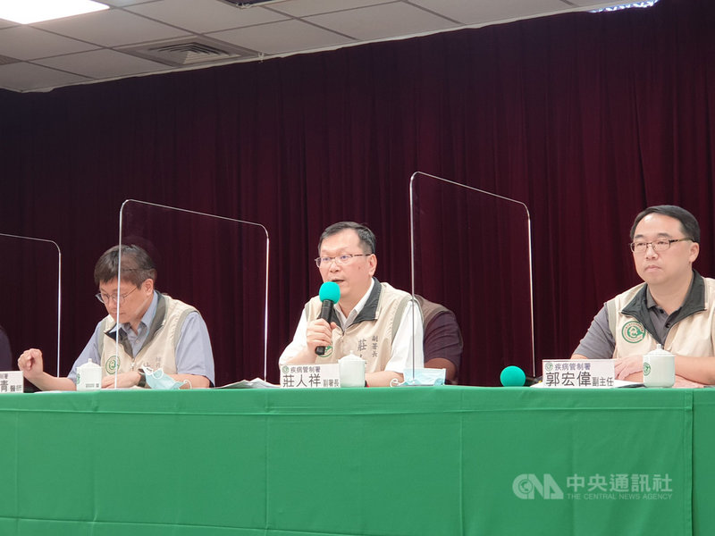 在孟加拉染武漢肺炎夫婦15日列台灣境外移入個案,其中1人不符確診者返台規定,且遭爆料搭機時沒穿防護衣。疾管署副署長莊人祥(中)說,將調查釐清,若有違法依法裁處。中央社記者陳偉婷攝 109年6月16日