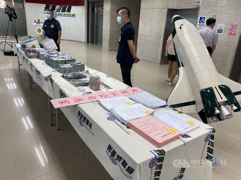 刑事局16日宣布偵破中華中正黨榮譽黨主席徐浩城涉宗教詐財案,且徐浩城更強制猥褻多名女性,16日兵分多路拘提搜索,除成功逮人並查扣多樣贓證物。中央社記者黃麗芸攝 109年6月16日