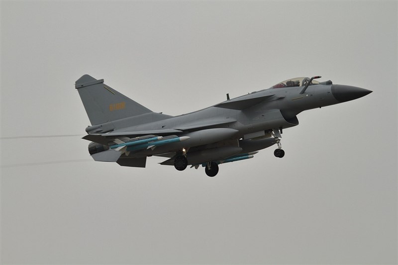 空軍司令部21日表示,中午偵獲中共殲10型戰機短暫進入台灣西南空域。圖為殲10同型機。(圖取自維基共享資源;作者Alert5,CC BY-SA 4.0)