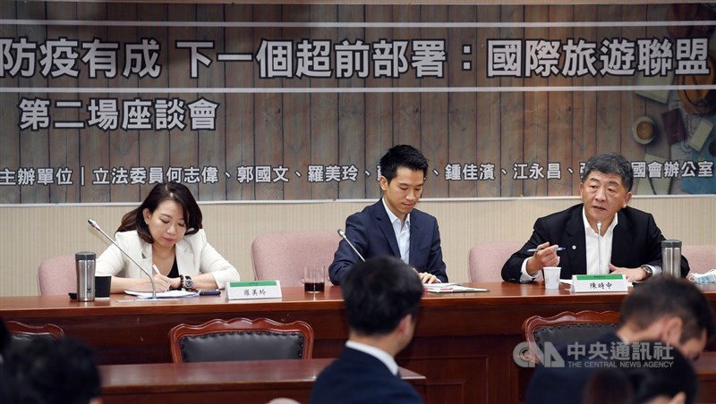 民進黨立委羅美玲(後左起)、何志偉等人16日舉行「防疫有成 下一個超前部署:國際旅遊聯盟」座談會,衛福部長陳時中(後右)應邀出席與談。中央社記者施宗暉攝 109年6月16日