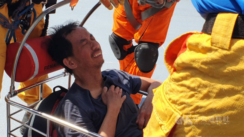 屏東屏安醫院行政副院長楊欣正6日在來義鄉棚集山區迷路失蹤,16日上午被搜救人員尋獲送醫,他告訴媒體說,10天來靠喝水和尿液度過。中央社記者郭芷瑄攝 109年6月16日