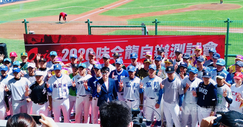 中職味全龍隊在斗六棒球場舉行測試會,16日安排2場測試賽,64名球員(33名投手、31名野手)透過實戰,讓教練團就近觀察。圖為參與測試會球員合影。(味全龍隊提供)中央社記者謝靜雯傳真 109年6月16日