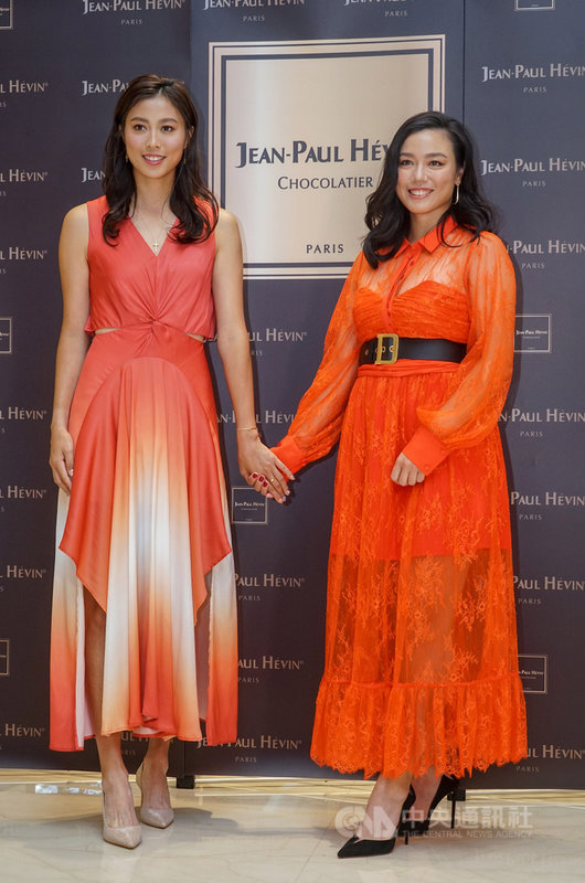 台灣網球姊妹檔詹詠然(右)、詹皓晴(左)16日在台北盛裝出席巧克力品牌新店開幕活動,近來受武漢肺炎疫情影響,國際網壇賽事停擺,兩人待在台灣時也把握機會,和其他選手一起練球,維持訓練也互相分享經驗。中央社記者裴禛攝 109年6月16日