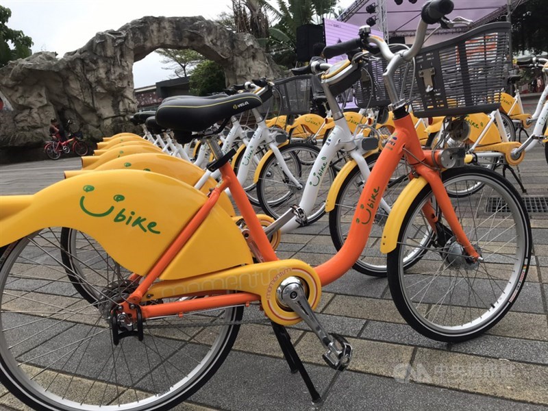 台北市規劃將全市YouBike汰換為2.0,新北市確定不跟進,將自行開發新系統。圖為台北市交通局1月15日起在公館地區試辦YouBike2.0,為與一代(前)區隔,2.0車身為白色(後)。(中央社檔案照片)