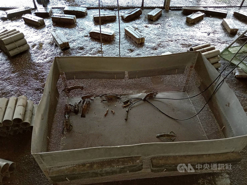 高雄市政府動物保護處在田寮區採驗一處螯蝦場,結果檢出十足目虹彩病毒陽性反應,動保處隨即派員前往收購螯蝦,送化製場銷毀。(高雄市動保處提供)中央社記者王淑芬傳真 109年6月17日
