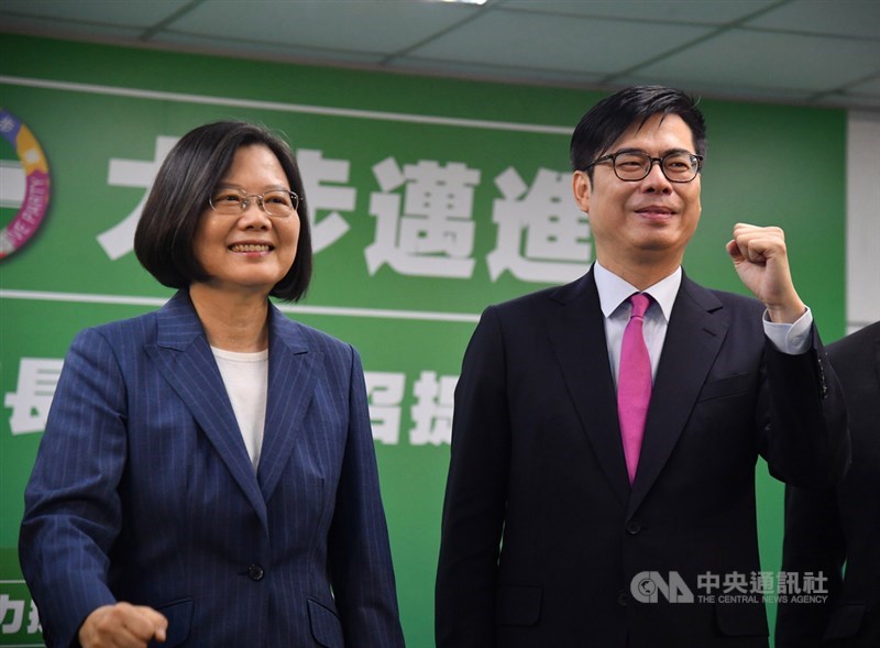 高雄市長8月15日將舉行補選,民進黨中常會17日下午通過徵召提名已請辭行政院副院長的陳其邁(右)投入選戰,民進黨主席蔡英文(左)會後舉行記者會正式宣布。中央社記者王飛華攝 109年6月17日