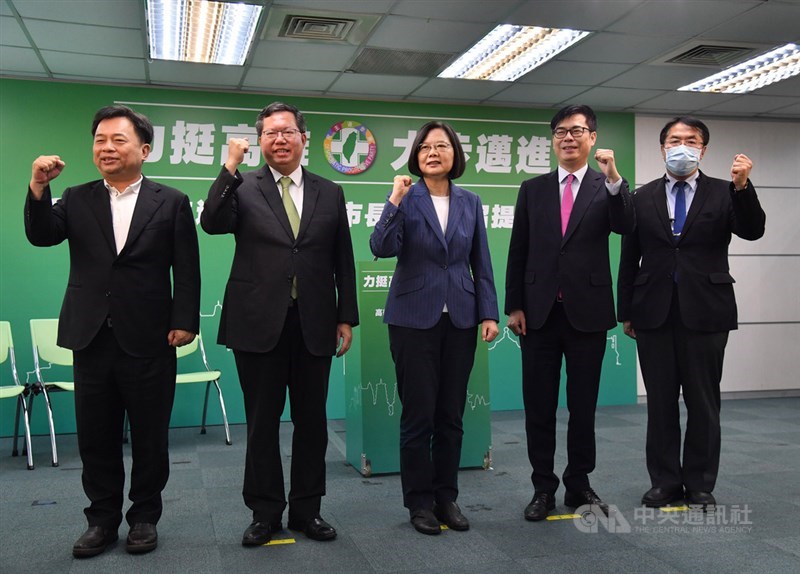 民進黨主席蔡英文(中)17日下午在記者會中表示,今天中常會幾乎是毫無懸念的通過徵召已請辭行政院副院長的陳其邁(右2)參加高雄市長補選,說是徵召,更好的說法是民進黨要派出陳其邁參加補選,「因為他是我們最強戰將,也是最適合的候選人」。右為台南市長黃偉哲,左起為民進黨秘書長林錫耀、桃園市長鄭文燦。中央社記者王飛華攝 109年6月17日