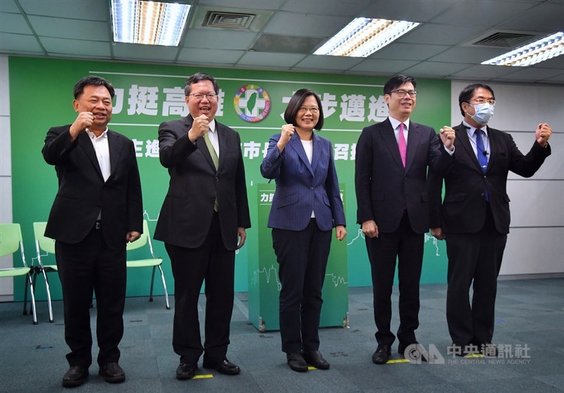 民進黨17日中常會後,黨主席蔡英文(中)率黨徵召高雄市長補選參選人陳其邁(右2)、黨秘書長林錫耀(左)與兼任黨中常委的桃園市長鄭文燦(左2)及台南市長黃偉哲(右)出席記者會,會中振臂齊聲加油。中央社記者王飛華攝 109年6月17日