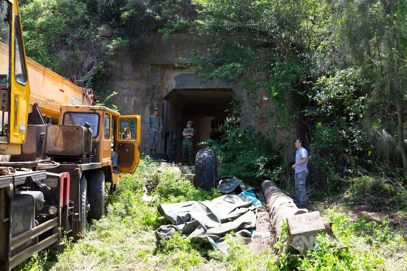 無黨籍金門縣議員董森堡表示,240榴彈砲M3載運車與預備砲管,17日由相關人員在古崗「巨靈」砲堡完成撥交運送。(董森堡提供)中央社記者黃慧敏傳真 109年6月17日