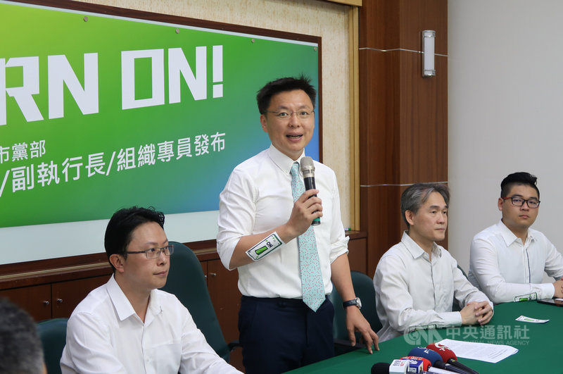 民進黨17日將公布徵召行政院副院長陳其邁參加高雄市長補選。民進黨高雄市黨部主委趙天麟(左2)指出,面對罷韓高票數,坦言輔選有壓力,允諾地方黨部要把地基打好,團隊準備好,展現決心及對市民的誠意,全力輔選。中央社記者王淑芬攝 109年6月17日