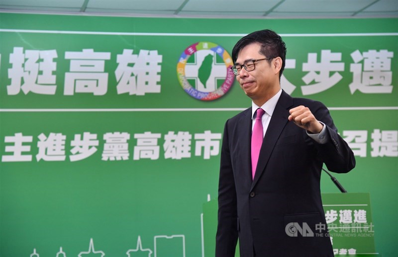 高雄市長補選將於8月15日舉行,民進黨中常會17日通過徵召已請辭行政院副院長的陳其邁投入選戰。圖為陳其邁在記者會上振臂加油。中央社記者王飛華攝 109年6月17日
