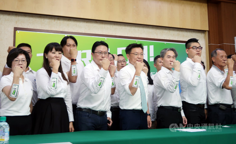 民進黨17日將公布徵召行政院副院長陳其邁參加高雄市長補選,民進黨高雄市黨部主委、立委趙天麟(前左4)宣示就戰鬥位置,將推出最強陣容結合陳其邁原有的組織專員納編入黨務系統,成為最強輔選戰隊。中央社記者王淑芬攝 109年6月17日