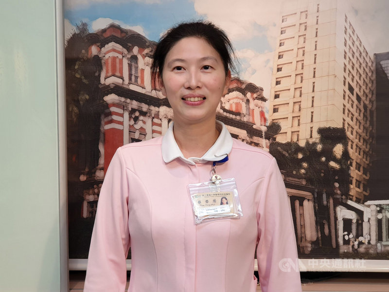 台大醫院護理師蔡瑩慧(圖)負責武漢肺炎重症病患照顧,是拍痰團隊一員,也是院內病況最嚴重的A先生的主責護理師,她18日分享照護心情,指看到病人康復出院最有成就感,也很高興。中央社記者陳偉婷攝 109年6月18日