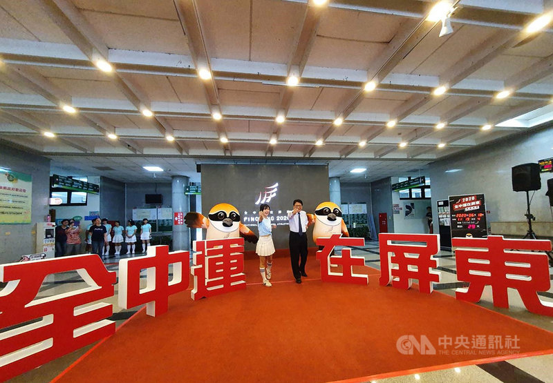2020全國中等學校運動會7月將在屏東舉行,18日發表全中運主題曲,縣長潘孟安(中右)與歌曲創作者黃小玫(中左)一起宣傳。(屏東縣政府提供)中央社記者郭芷瑄傳真 109年6月18日