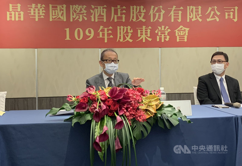 晶華董事長潘思亮表示,晶華在台北以外的飯店可望在暑假恢復,但6月台北觀光飯店住房率僅2成,無可避免「斷崖式的衰退」。中央社記者江明晏攝 109年6月18日