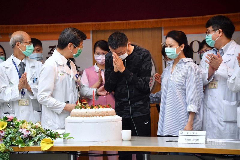 台大醫院18日為2019冠狀病毒疾病(COVID-19,武漢肺炎)重症康復者舉行「慶生」記者會,50餘歲A先生(前中)雙手合十感謝醫護人員和親友的支持。中央社記者王飛華攝 109年6月18日