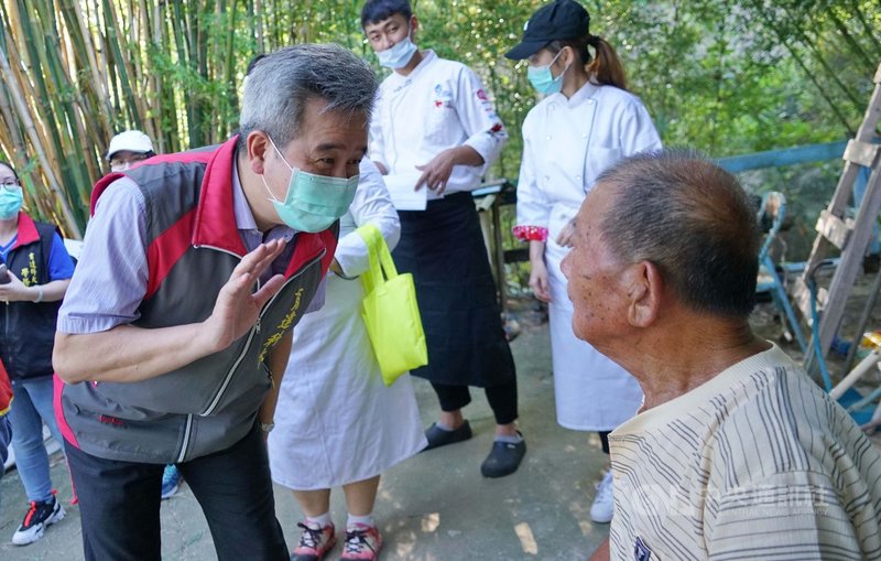 育達科技大學董事長王育文(左)率學校師生拜訪獨居長輩,分送餐旅系學生製作的養生粽,並與長者話家常。(育達科大提供)中央社記者管瑞平傳真 109年6月18日