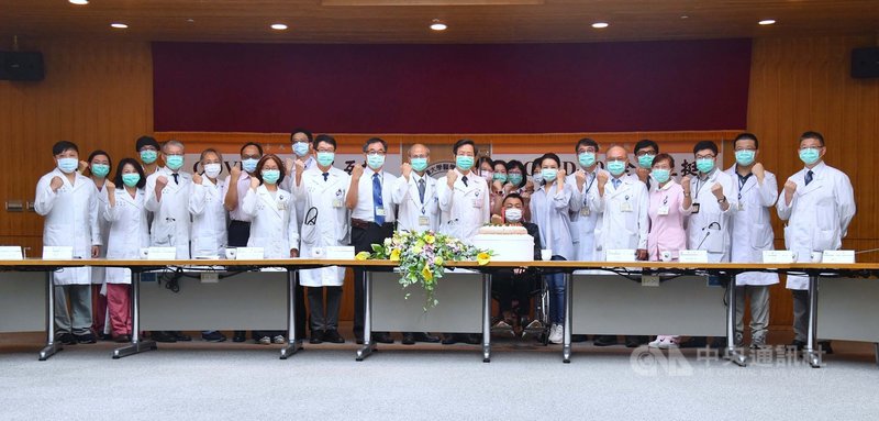 台大醫院18日為2019冠狀病毒疾病(COVID-19,武漢肺炎)重症康復者舉行「慶生」記者會,50餘歲A先生(坐輪椅者)在眾人祝福下出院。中央社記者王飛華攝 109年6月18日