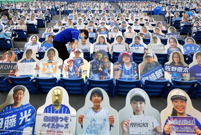 日本職棒新球季19日開幕,採無觀眾比賽。球場觀眾席18日已布置了球迷的人形看板。(共同社提供)
