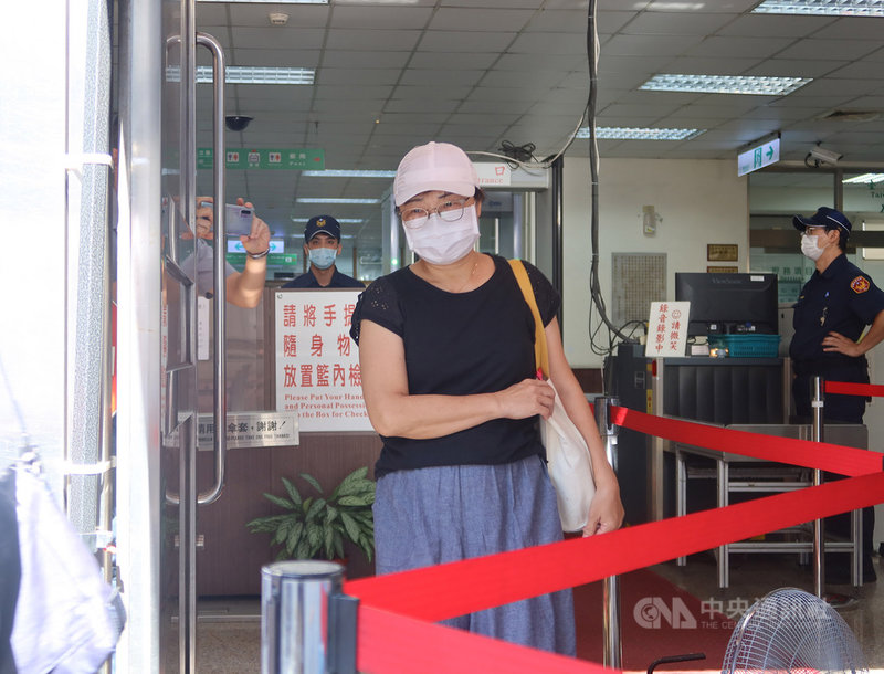 前總統陳水扁等人被控涉國務機要費案纏訟多年,高院更二審19日開庭,前總統府機要專員陳鎮慧(中)出庭認罪,只針對須被追繳犯罪所得有爭執;陳鎮慧離去時並未表達任何意見。中央社記者蕭博文攝 109年6月19日